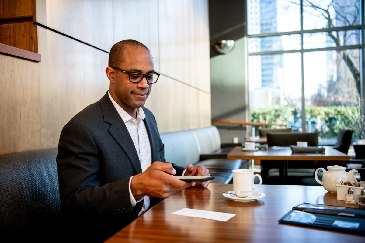 Ein Geschäftsreisender scannt seine Rechnung am Handy dank der 10 Regeln für mobiles Scannen von SAP Concur.