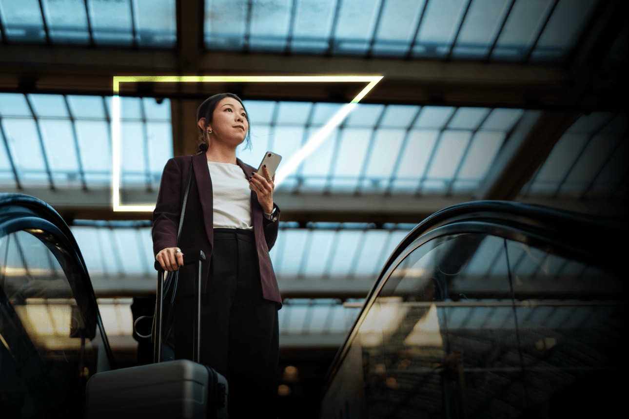 Geschäftsreisende am Bahnhof mit KI-basierter Lösung von SAP Concur
