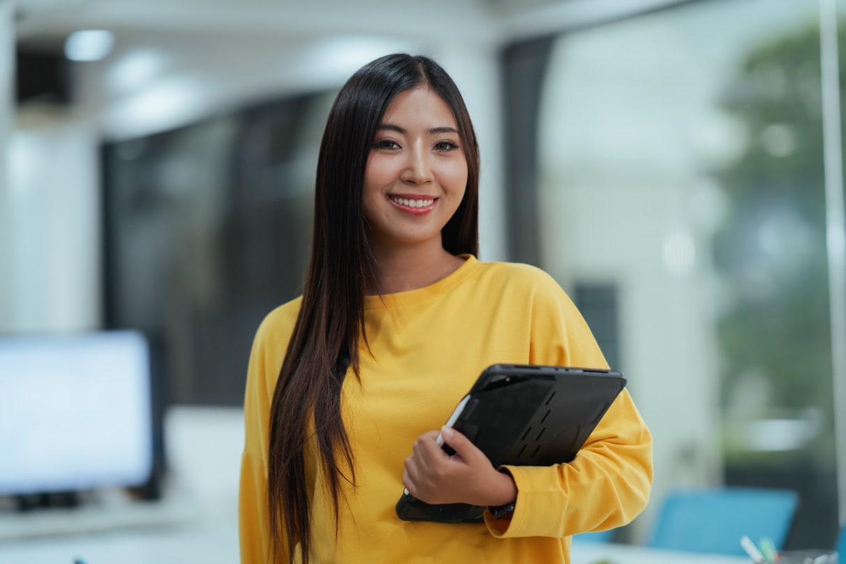 Frau lächelt in die Kamera. Mit SAP und SAP Concur ausgestattet