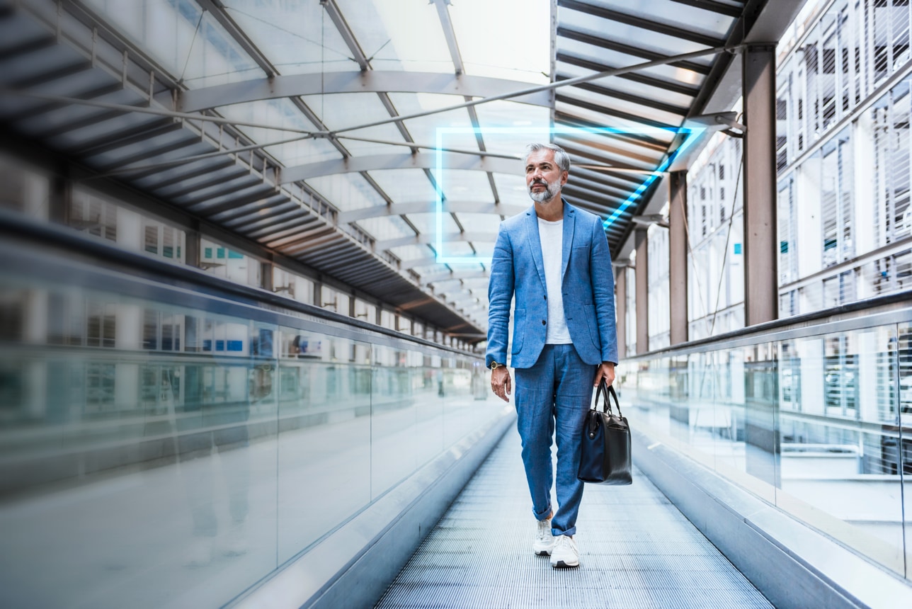 Entspannter Geschäftsreisender am Flughafen