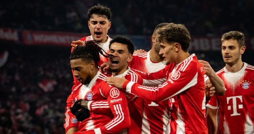 Jubelnde Fußballspieler des FC Bayern München feiern einen Erfolg als Symbol für ein effizientes und erfolgreiches Spesenmanagement.