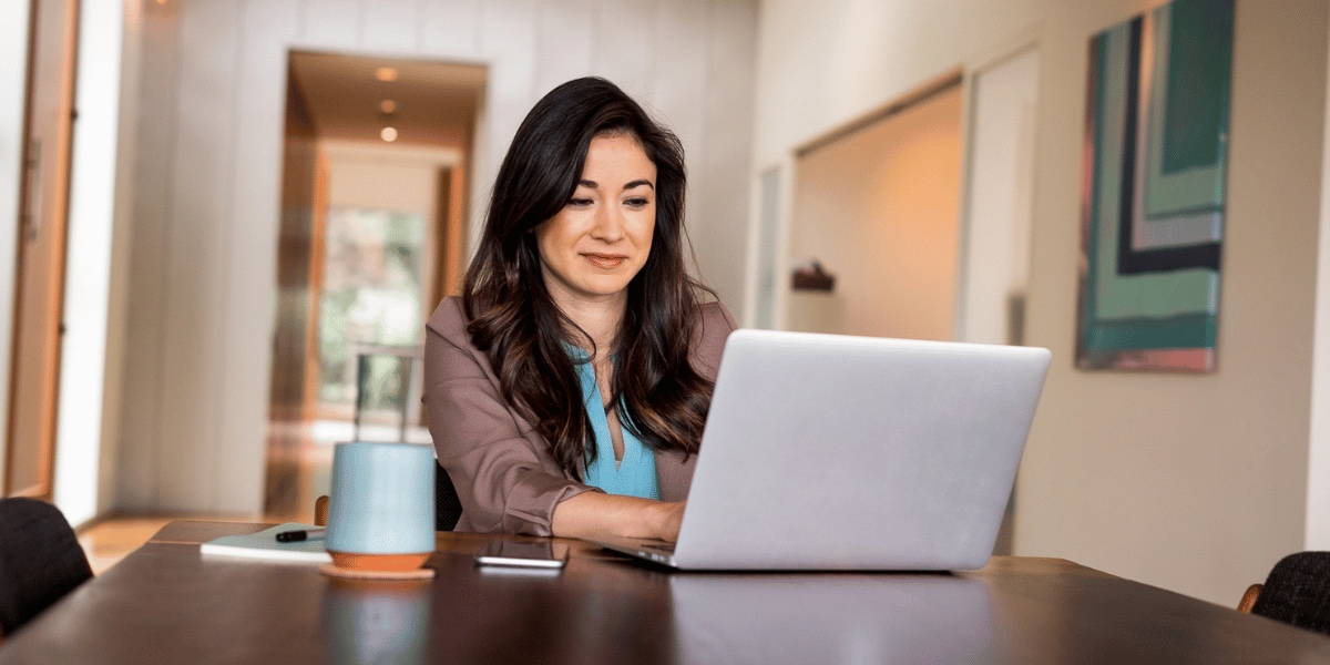 Managerin am Laptop beim Lesen des SAP Concur Leitfadens