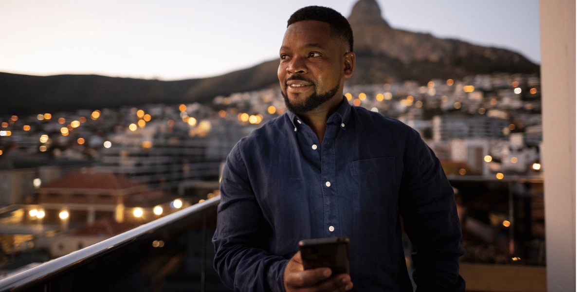 Zufriedener SAP Concur Kunde mit ExpenseIt auf dem Handy