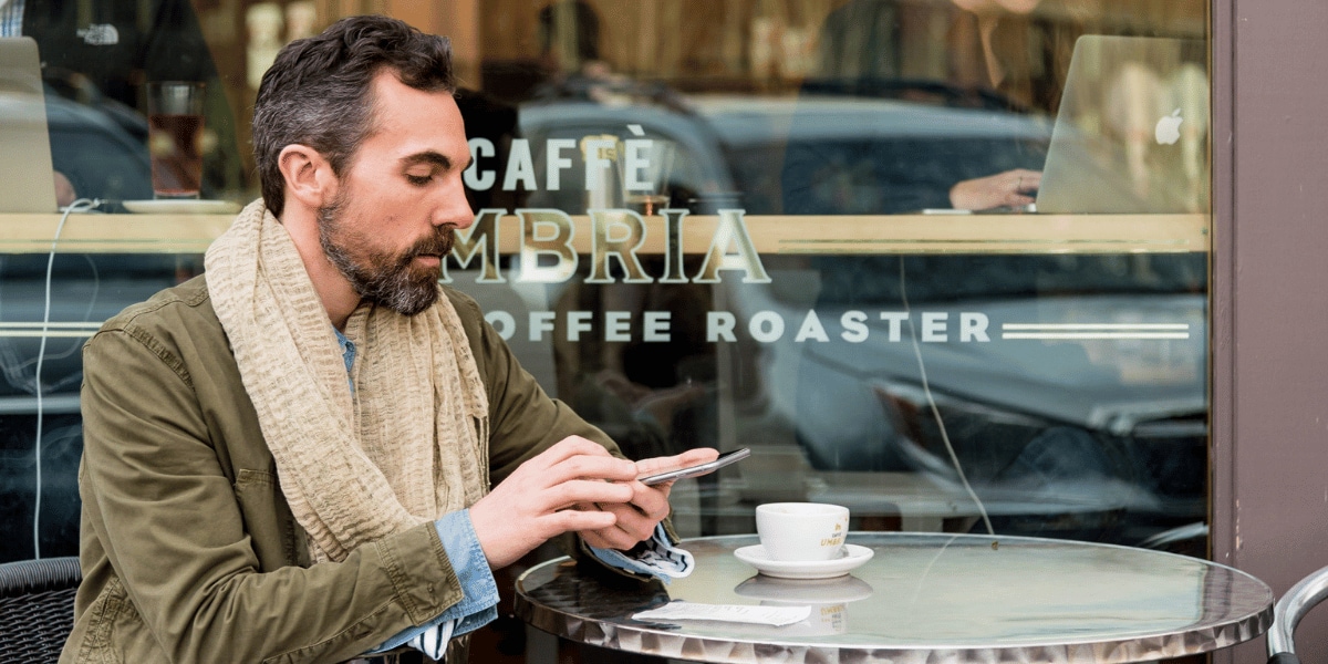 Mitarbeiter fotografiert einen Restaurantbeleg mit dem Smartphone zur automatischen Spesenerfassung.