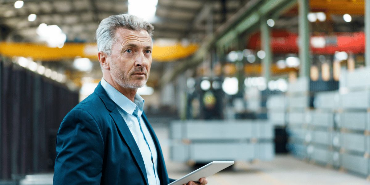 Finanzverantwortlicher analysiert CFO-Insights zu Geschäftsreisen und Cyberrisiken 2026 am Tablet.