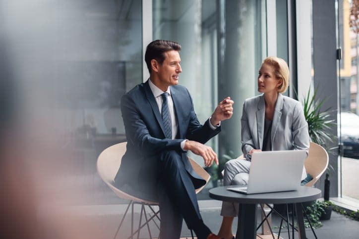 Ein Mann und eine Frau unterhalten sich über das Financial Storytelling als Gamechanger.