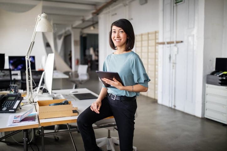 Frau freut sich über die Tipps von SAP Concur, um Spesenbetrug einzudämmen und vorbereitet in die Zukunft zu gehen.