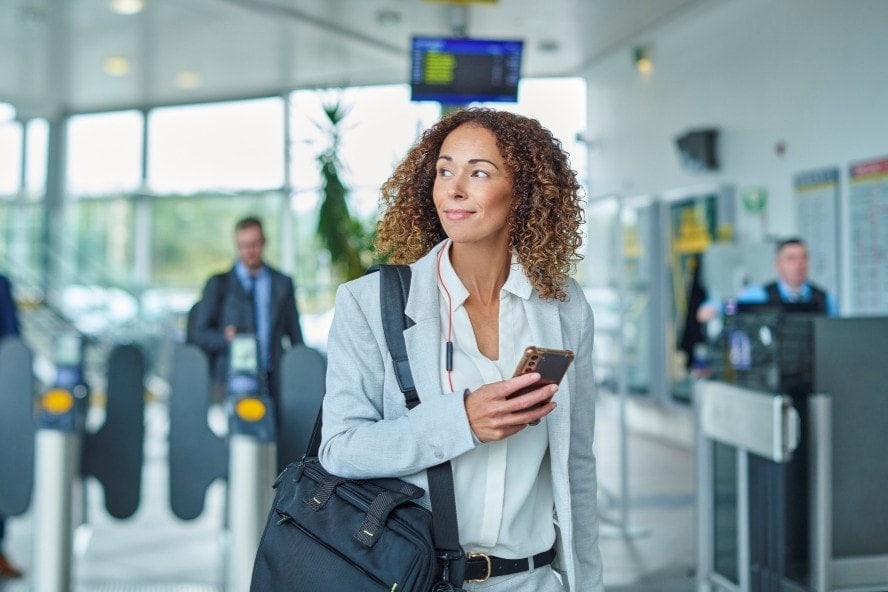 Geschäftsreisende freut sich darüber, mit der Checkliste die beste Travel-Lösung gefunden zu haben.