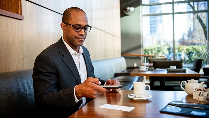 Geschäftsmann nutzt die Tipps von SAP Concur zum mobilen Scannen aus steuerlicher Sicht.