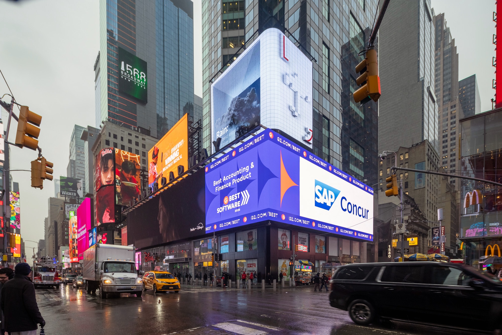 Digitale Werbetafel am Times Square in New York zeigt die Auszeichnung von SAP und SAP Concur bei den G2 Best Software Awards 2026.