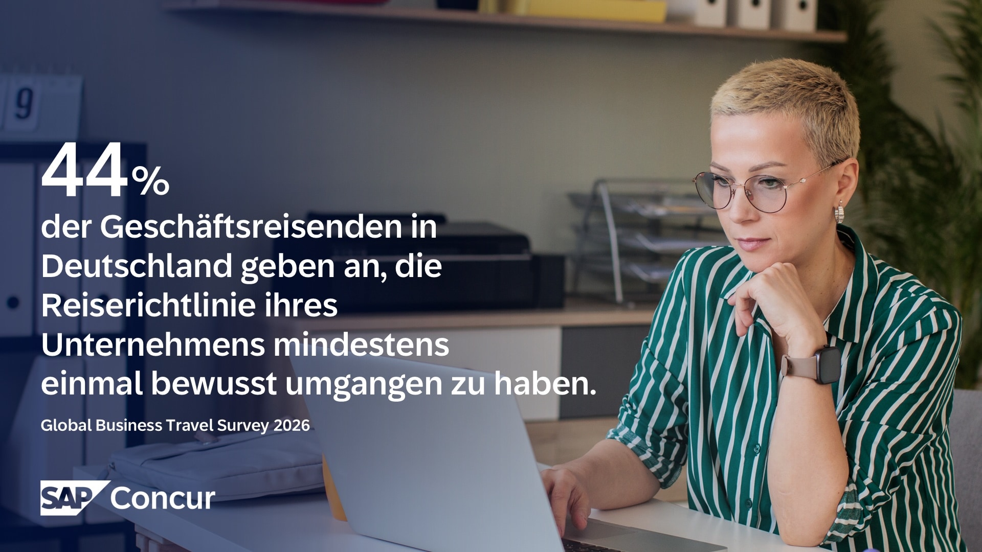 Frau arbeitet am Laptop neben Statistik zu Richtlinienverstößen bei Geschäftsreisen.