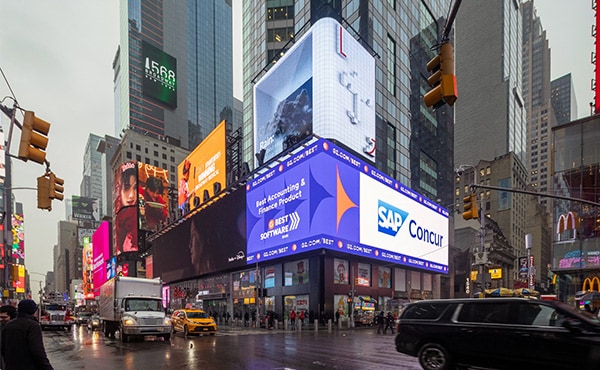 Eine digitale Werbetafel am Times Square in New York zeigt die Auszeichnung von SAP Concur als weltweite Nummer 1 bei den G2 Awards 2026.