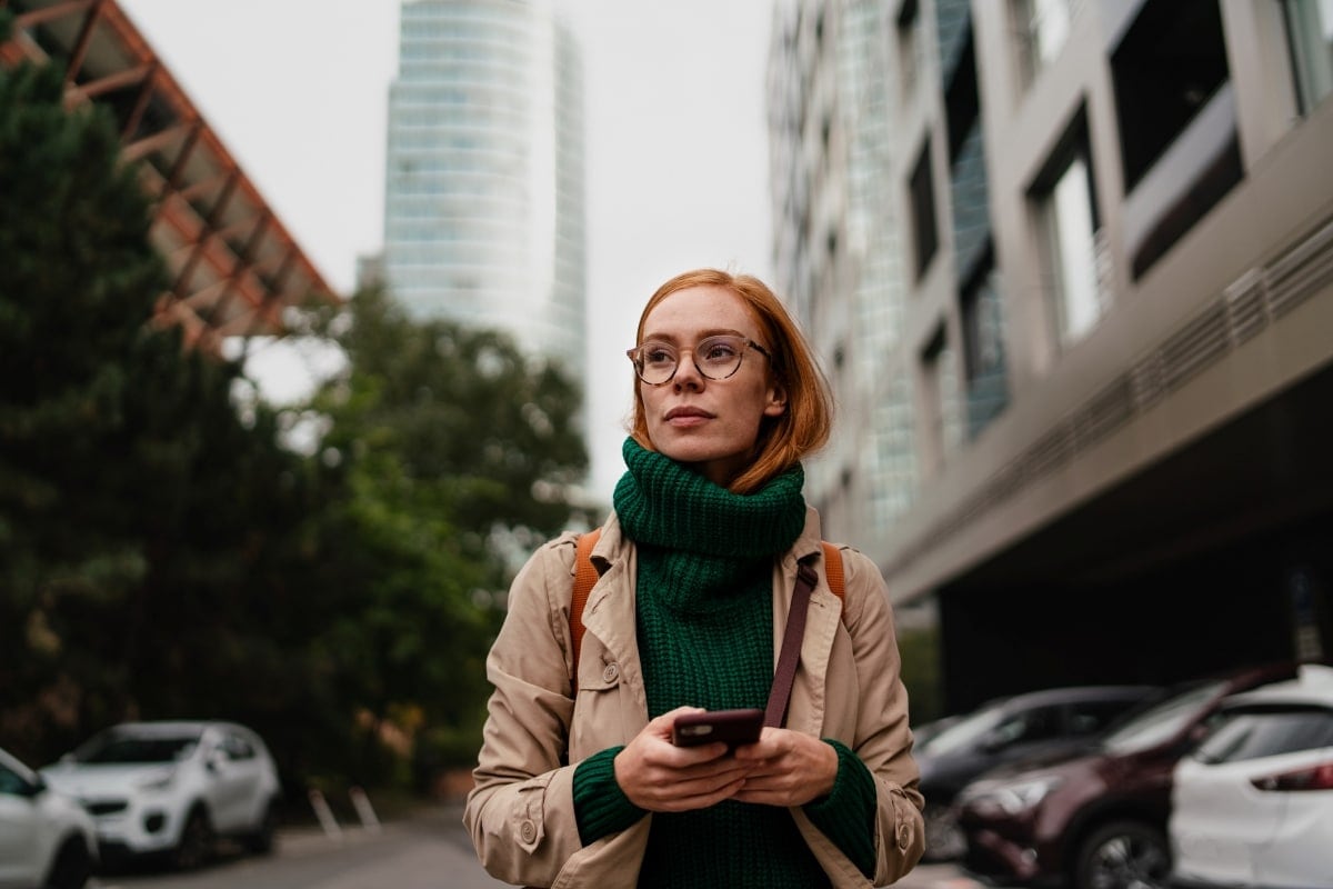 Reisende macht sich Gedanken über die Kosten ineffektiver Verwaltung von Travel & Expense.