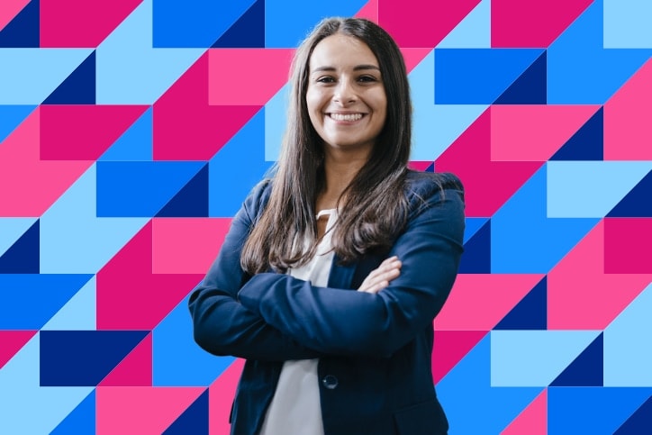 Eine Frau erstellt mit dem Leitfaden von SAP Concur einen Business Case für integriertes Geschäftsreisemanagement.