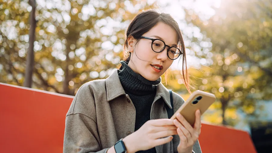 Mitarbeiterin nutzt die SAP Concur Mobile App auf ihrem Smartphone für die Abrechnung.