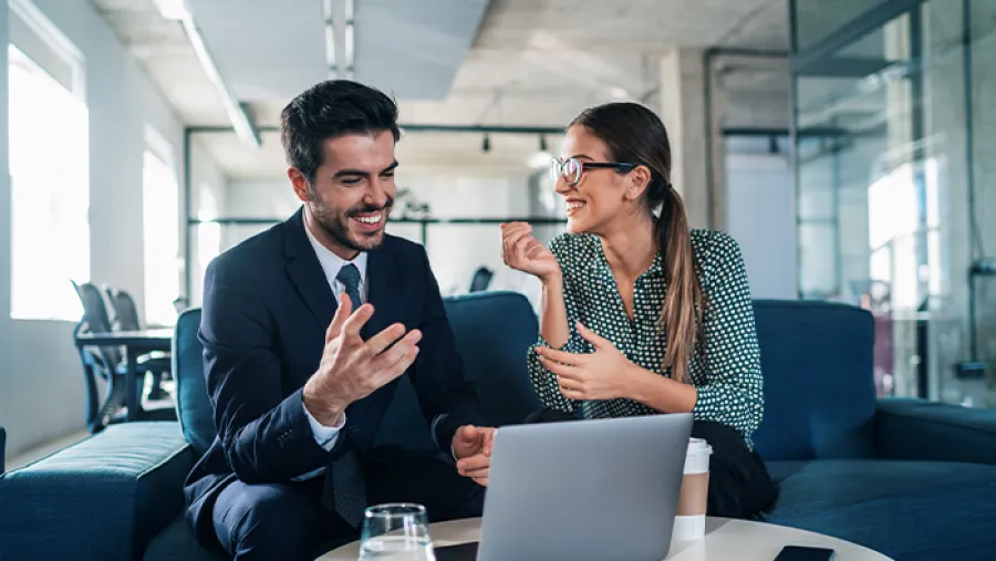 Ein Team im Büro bespricht die Optimierung des Reisekostenmanagements am Bildschirm.