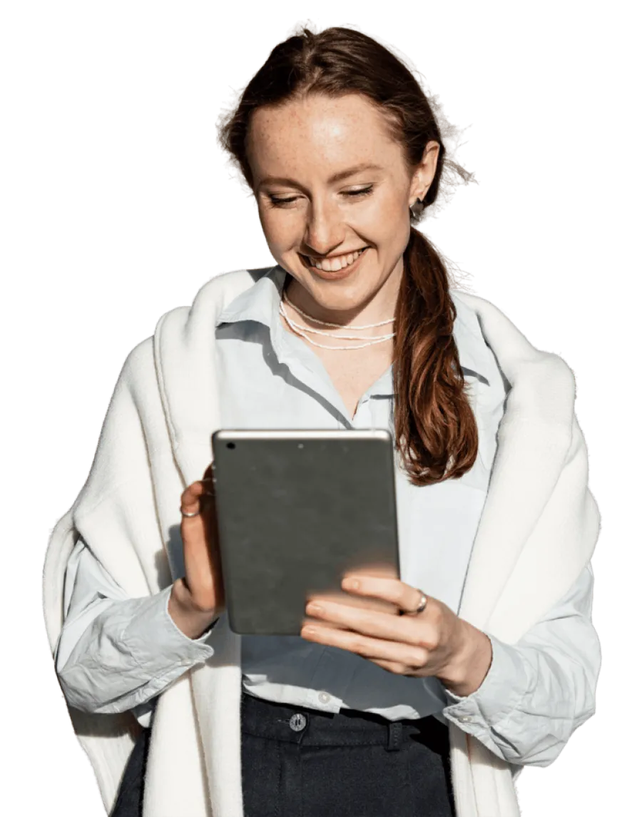 Eine Studentin nutzt im Sommer ein Tablet zur virtuellen Weiterbildung an der SAP Concur Summer School 2026.