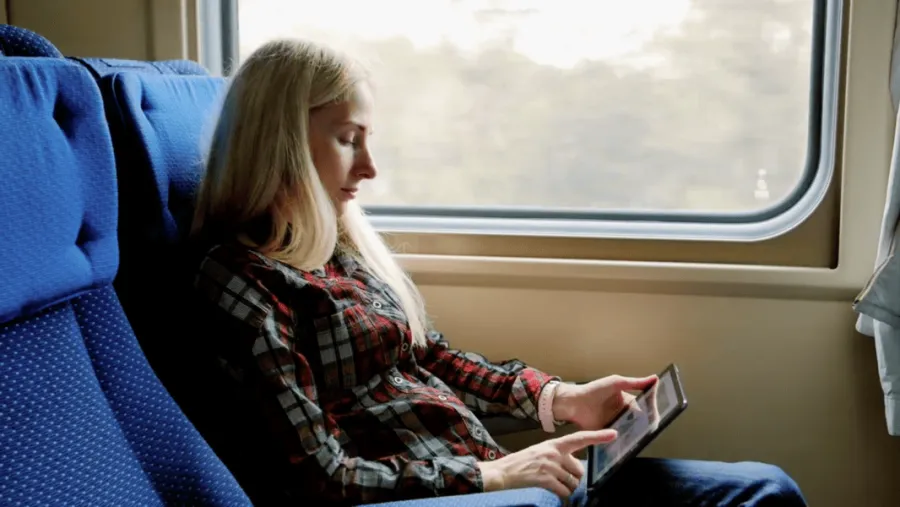 Frau im Zug mit Tablet