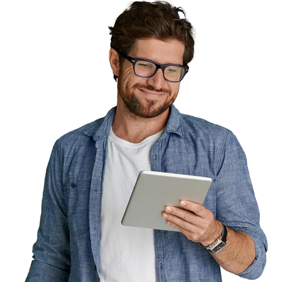 HR-Manager nutzt KI-Software auf einem Tablet zur Automatisierung von Compliance-Aufgaben.