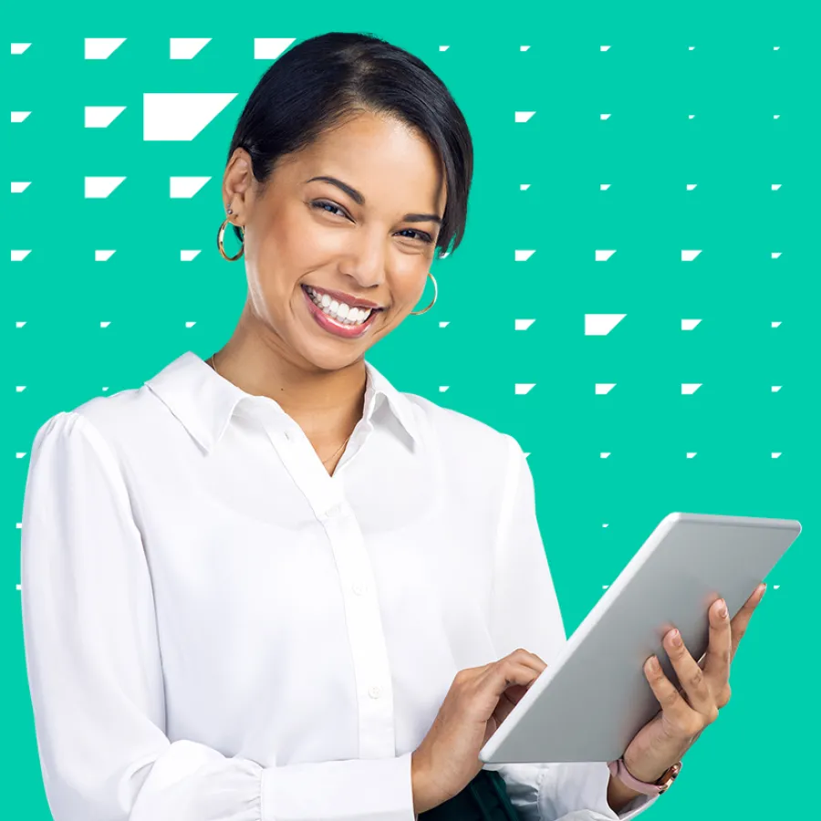 Eine Reisemanagerin koordiniert digitale Prozesse für ein effizientes und richtlinienkonformes B2B-Geschäftsreisemanagement.