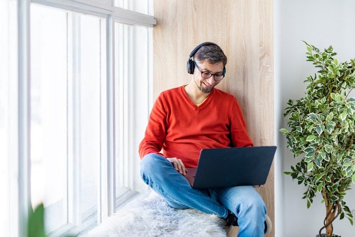 Mann verfolgt am Laptop ein Webinar mit Tipps zu den SAP-Concur-Lösungen.