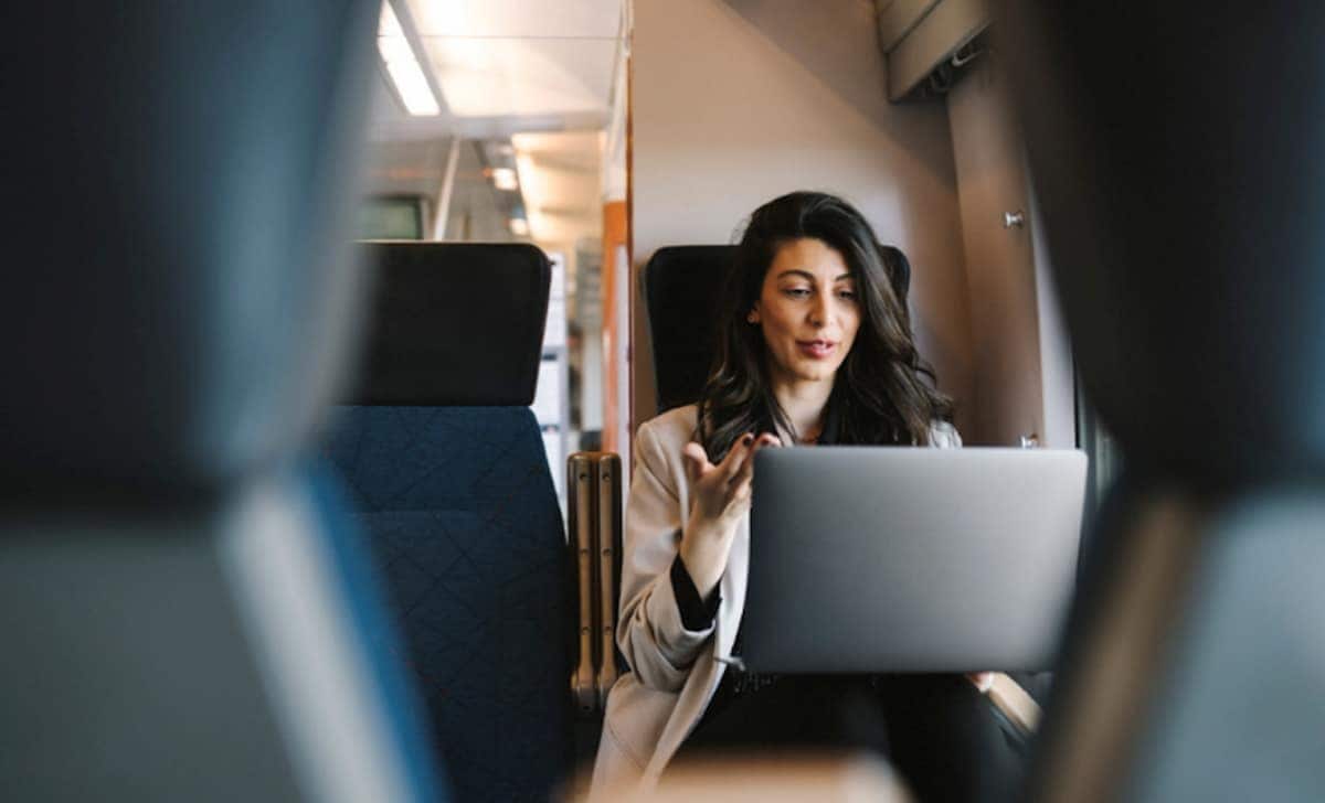 Business-Frau liest den Wakefield Report, die globale Studie zu Geschäftsreisen 2025.