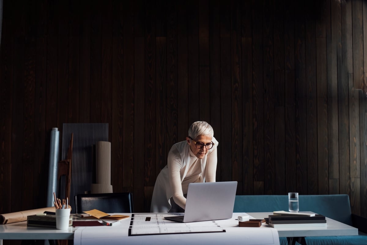 Eine Finanzverantwortliche bereitet sich mit der Checkliste von SAP Concur auf ihren neuen Job als CFO vor.