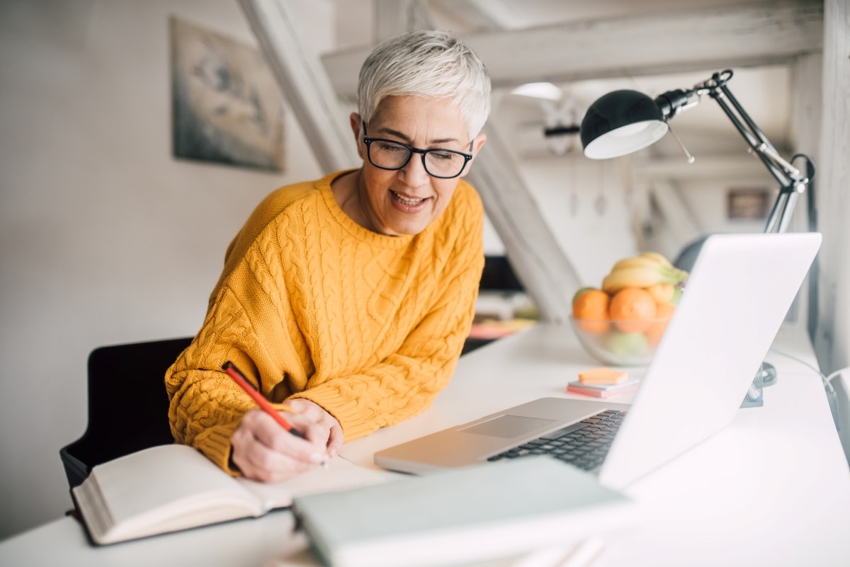 Frau informiert sich im Leitfaden zur Vorbereitung auf die Implementierung einer neuen SAP-Concur-Lösung.