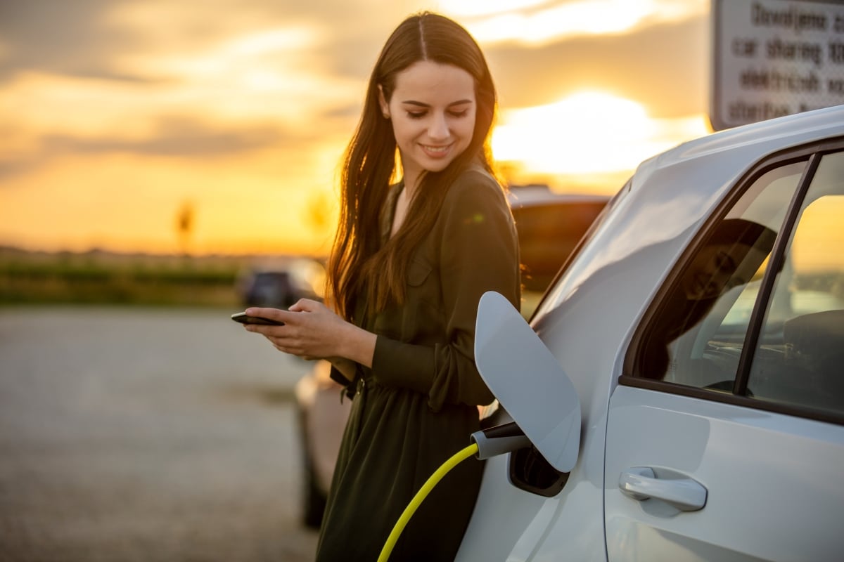 Eine Frau geht mit der mobilen Reise-Software von SAP Concur auf Geschäftsreise.