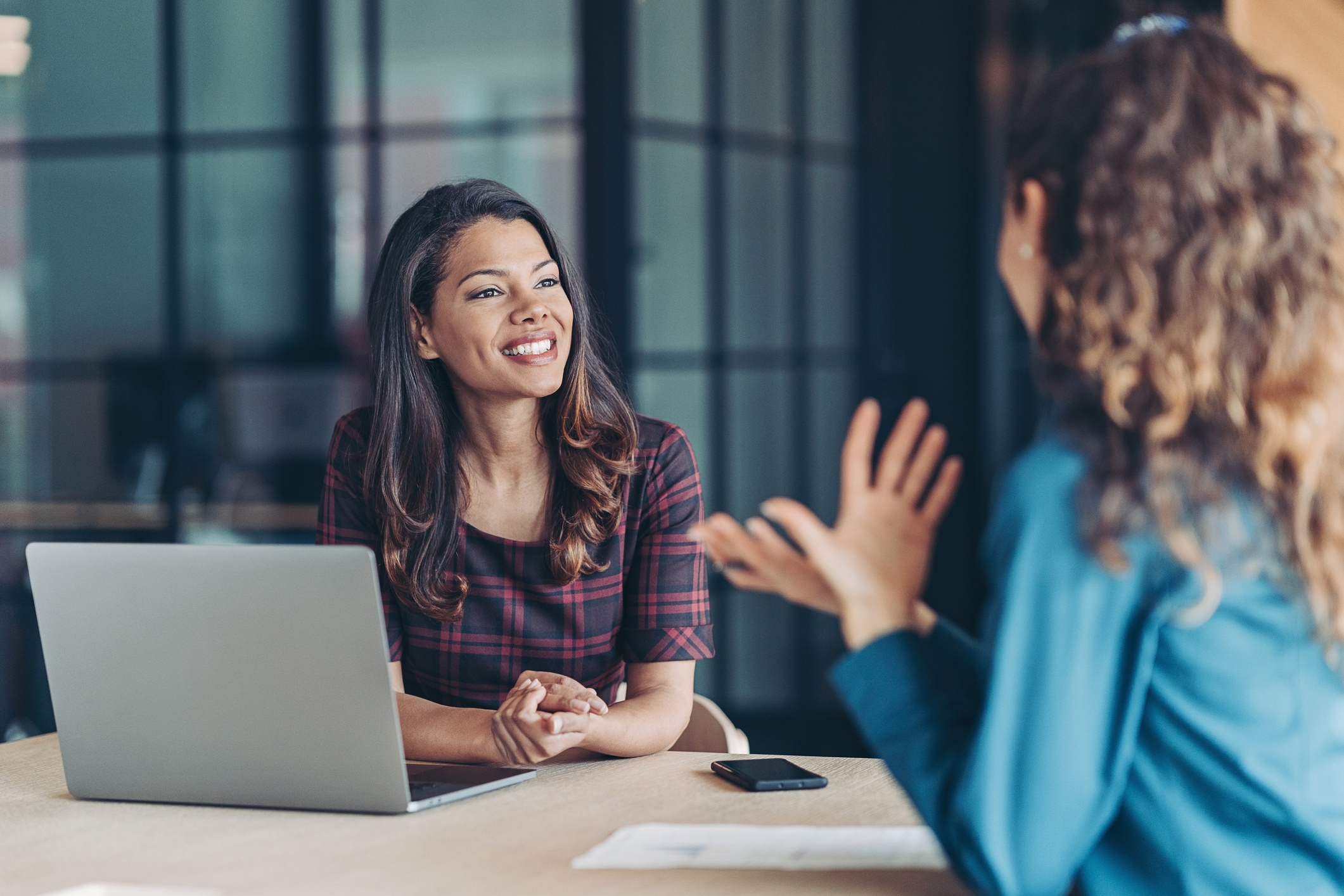 Meeting mit glücklichen Frauen