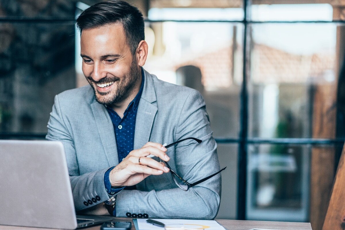 Geschäftsmann freut sich darüber, dass er Lösungen von SAP Concur und SAP SuccessFactors zusammen nutzt.