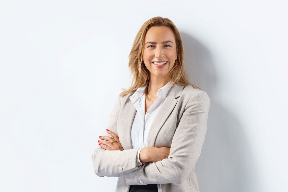 Geschäftsfrau freut sich über den Leitfaden für ESG- und Finanzberichte von SAP Concur.