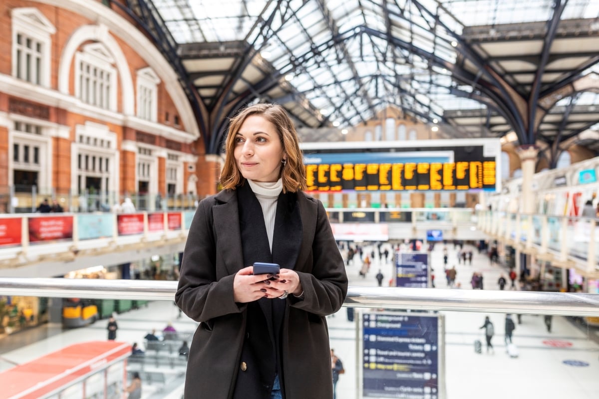 Eine Geschäftsreisende geht mit intelligenten Lösungen von SAP Concur erfolgreich auf Geschäftsreise.