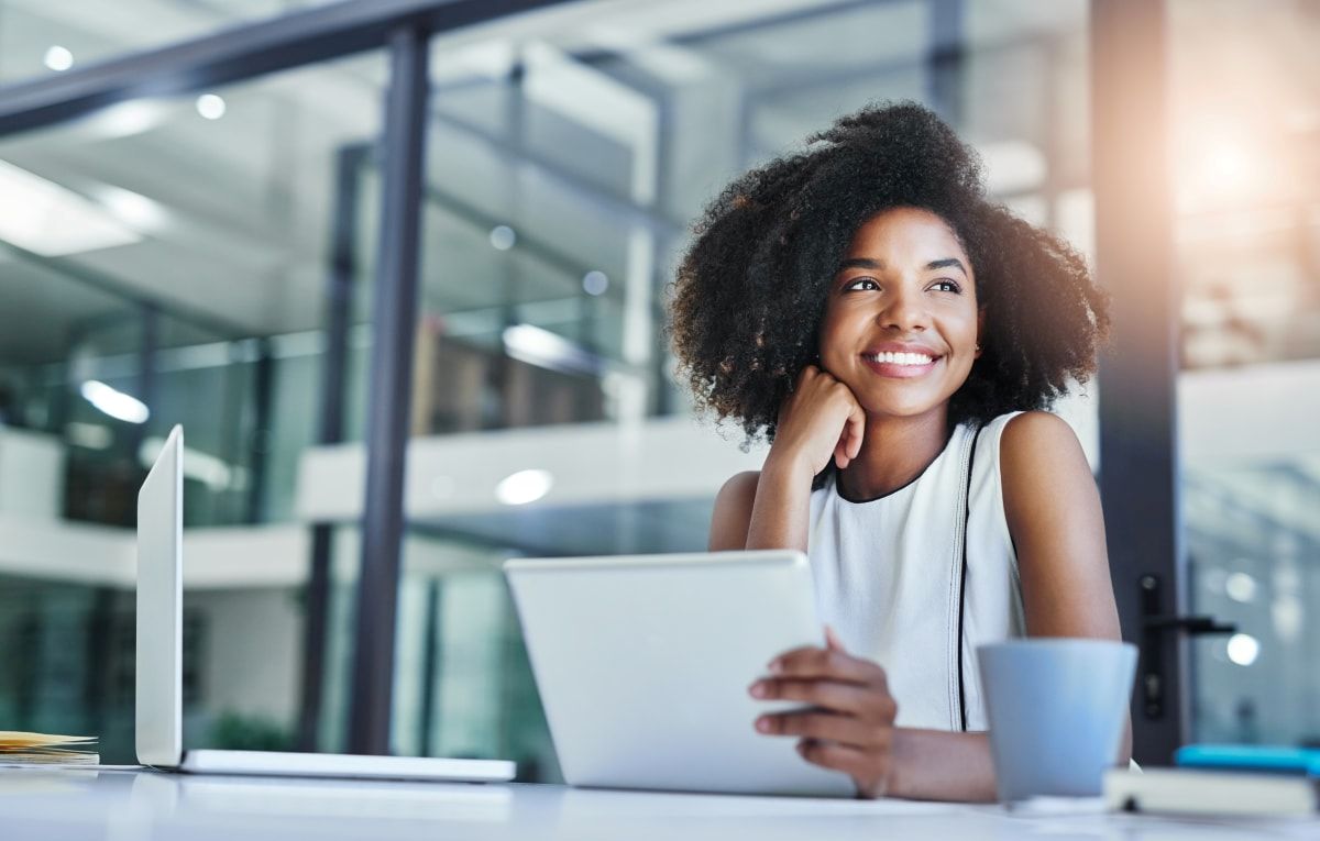 Frau im Büro freut sich über die Erkenntnis, dass die Digitalisierung gute Mitarbeitende anzieht.