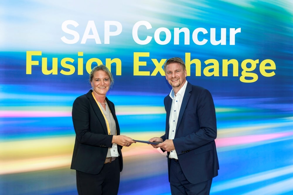 Die Brückner Group entschied sich sogar auf dem Event mit Advanced Care für eine weitere SAP-Concur-Lösung und überreichte in Person von Christine Mayer an Götz Reinhardt im Rahmen seiner Abschlussrede feierlich den unterzeichneten Vertrag. 